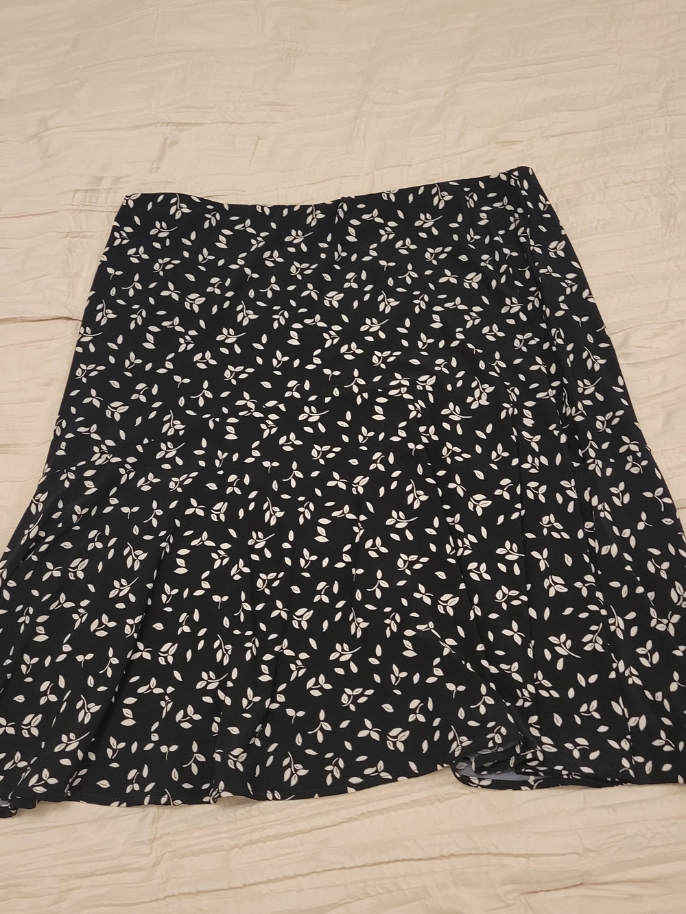 American Living Women's Black Floral Skirt - White Leaf Print